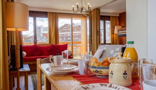 Les Grandes Balmes I et II (Le Lac) by Interhome