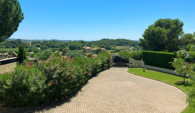 Les hauts de la pinède air-conditioned villa Swimming pool, jacuzzi & boules court.