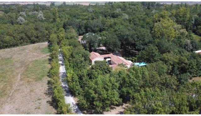 Les Iris 4-star gîte, guaranteed peace and quiet, on the edge of the 135-hectare Réserve des Huttes.