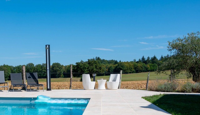 "Les Lièvres" House: Air-conditioned Relaxation Oasis with Pool & Jacuzzi