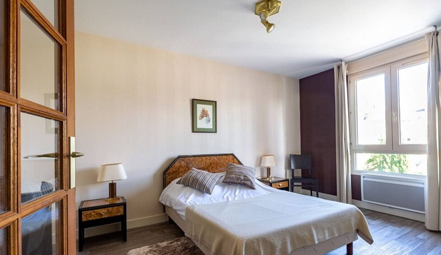 LES LILAS Very nice room in serviced residence with Restaurant