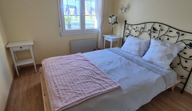 Les Loges Guest Room with Shared Terrace, Communal Garden and Wi-Fi