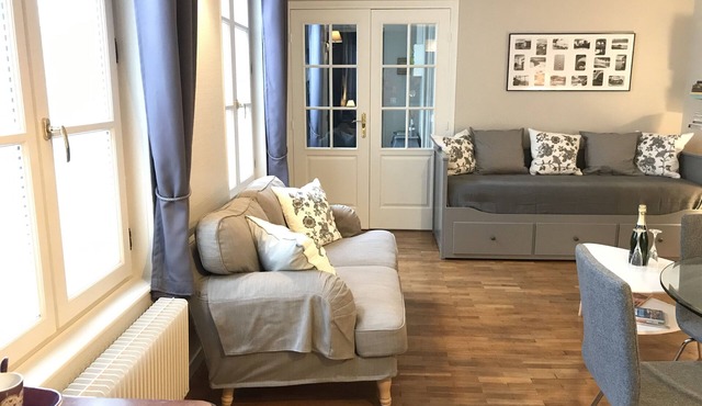 LES LOGETTES APARTMENT, 10 SECONDS FROM THE PORT IN A QUIET LOCATION