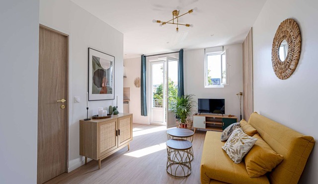 Les Maisons Acajou/Charming T2 equipped with Spicy Art