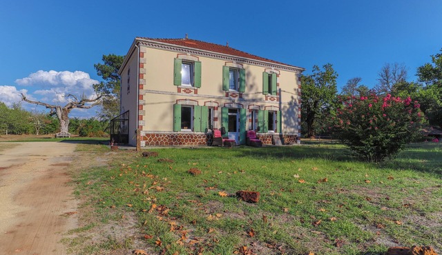 Les Maisons Des Houssats with Shared Pool and Private Terrace