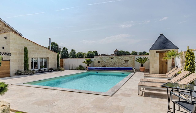 Les Marronniers – Holiday Home with Pool and Vineyard View in Montagne