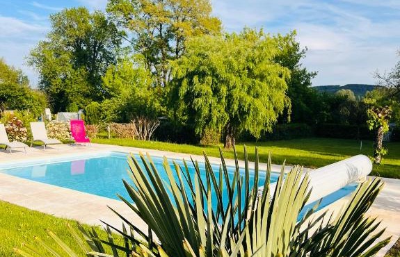 Les Mazades à 10 min de Périgueux avec piscine chauffée, meublé de tourisme classé 3 étoiles