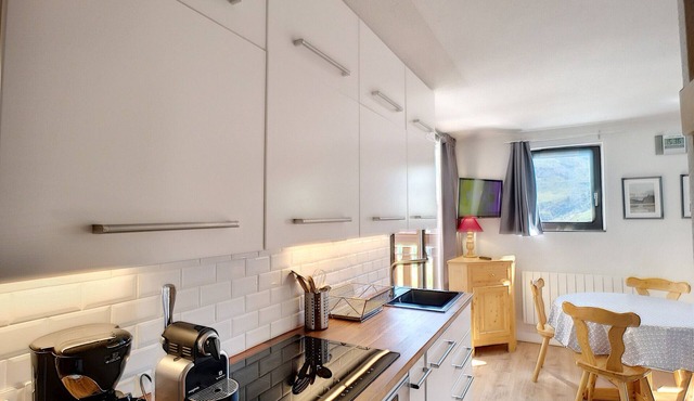 Les Menuires, renovated 2-room, 4 pers, south-facing balcony, ski-in/ski-out