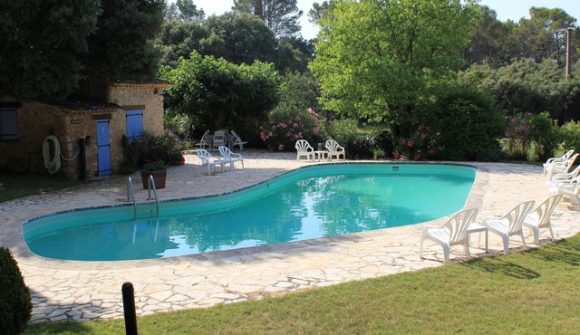 Les Messugues, typical Provencal farmhouse with shared pool, nature, peace