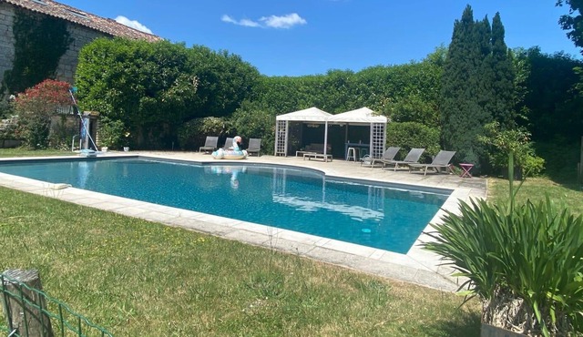 Les Meurs: Two cottages with swimming pool for 12