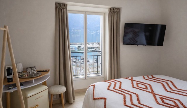 Les Moments d'Ivresse (bedroom lake view)