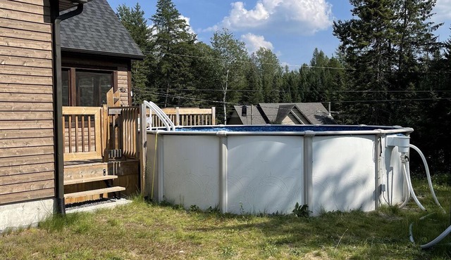 Les Montagnards, heated pool, game room, firepit/veranda,easy access to ski