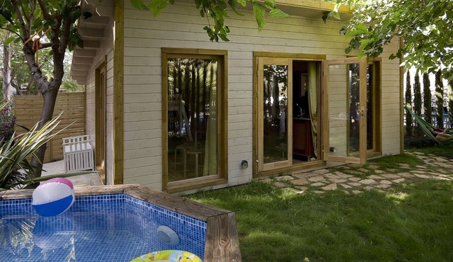 Les Moreres log cabin