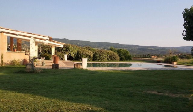 Les Mûriers: 55m2 gite for 2/4 people in a quiet location overlooking the Luberon and vineyards