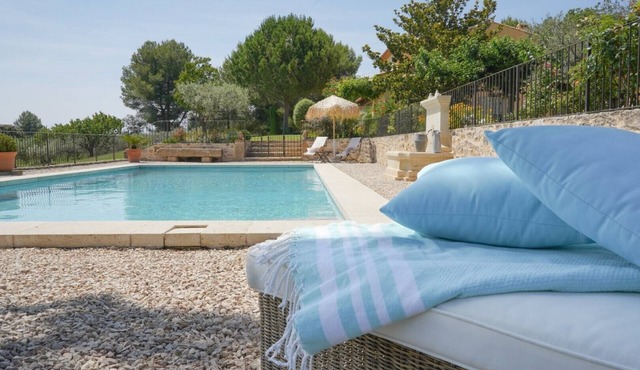 Les Olivandes Cottage with Pool