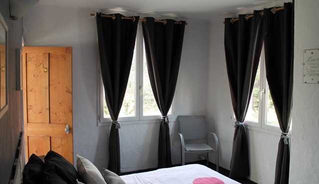 “Les Oliviers” Room: Mountain View, Shared Garden & Wi-Fi