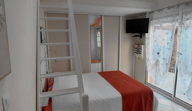 Les Orchidées Guest Rooms – Wi-Fi and Air Conditioning Included