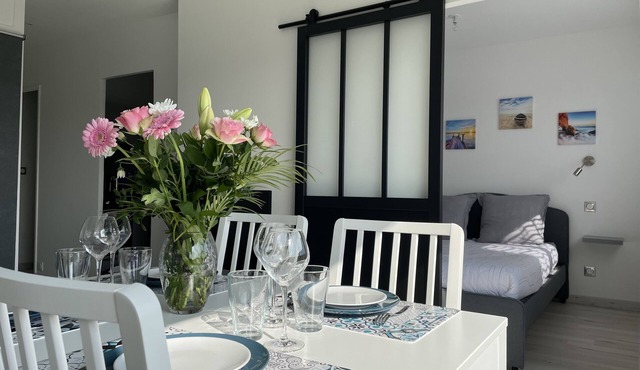 Les Pieds Dans L'Eau - direct access to the sea