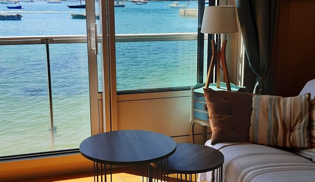 Les Pieds dans l'Eau : Beautiful, bright rental (sea access)