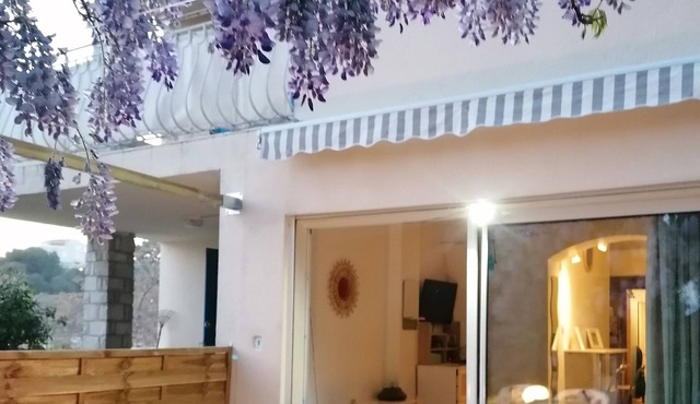 Les pieds dans l'eau - beach and relaxation in Martigues, just 2 minutes from Marseille".