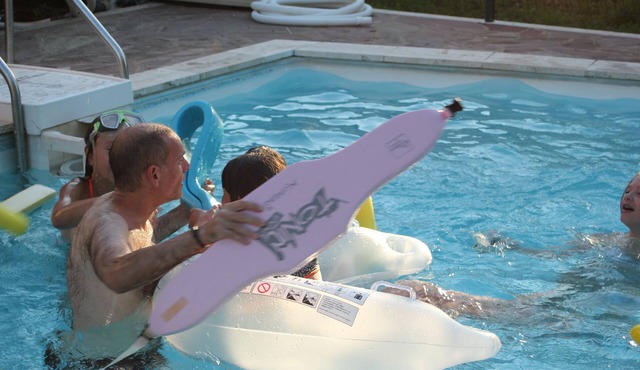 Les Pieds dans l'eau with swimming pool and Meuse riverfront