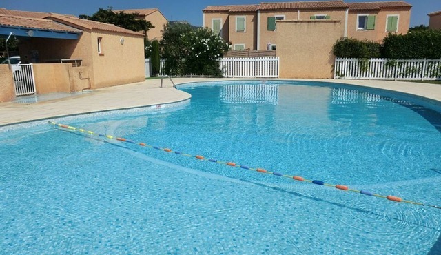 Les pieds dans la piscine la tête dans la tour" rental