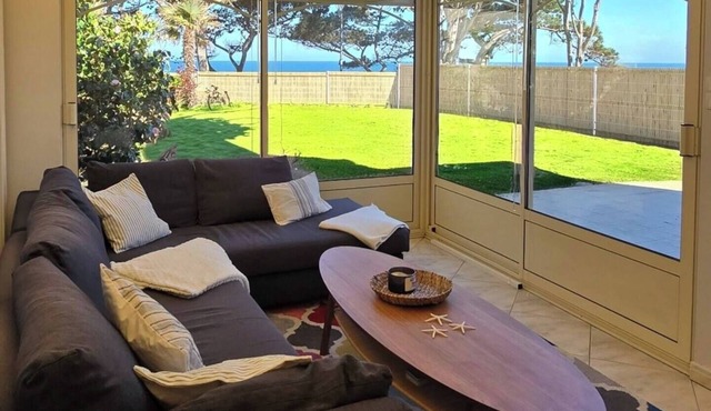 "Les pieds dans l'eau": panoramic sea views and direct beach access!