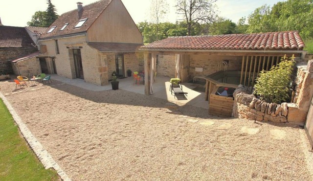 Les Pierres du Quercy: 6 berths and heated pool