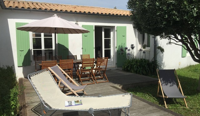 Les Portes en ré, Nice villa with garden in the center of the village.