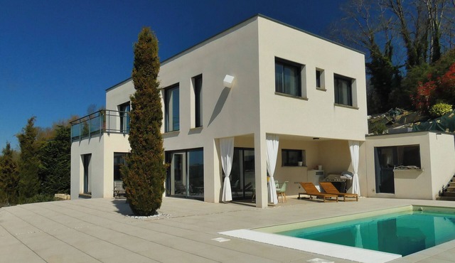 LES REFLETS DU LAC architect-designed house swimming pool/lake view