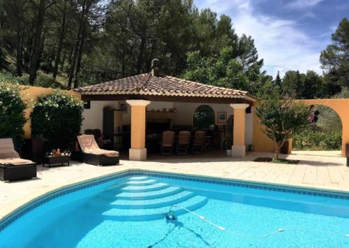 LES RESTANQUES - Chambre d'hôtes in Cuges-les-Pins