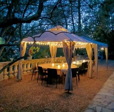 Les Ribas villa groupe, de 4 a 14 personnes, maison familiale, séjour nature, calme, Provence, Plaine des Maures, proche mer, Verdon, randonnée, terrain arboré, jeux enfants, pétanque, ping-pong, cuisine équipée, grande capacité, vacances en groupe