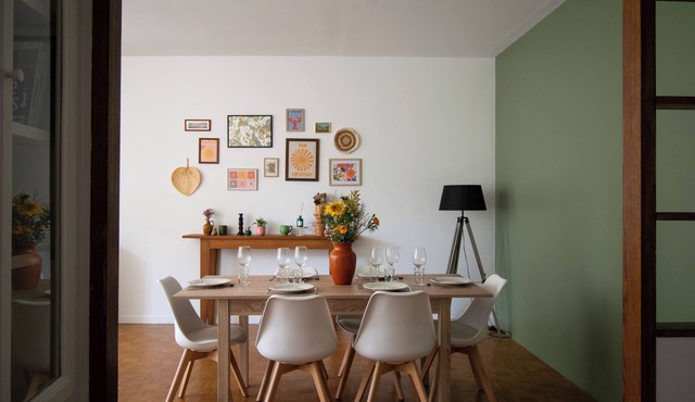 Les Rosiers - Bright living room with private garden