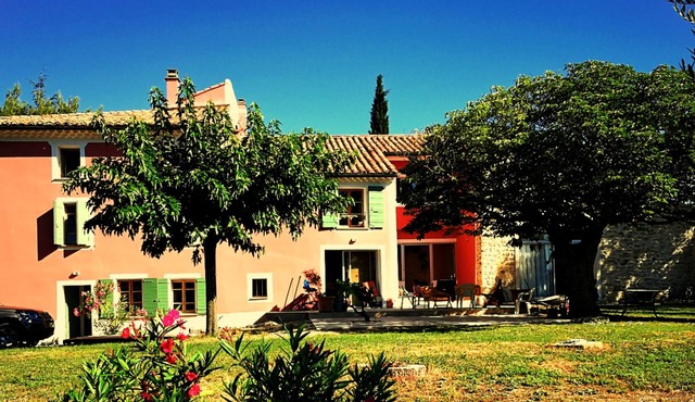 Les Roucas: studio type, guaranteed Provençal charm, garden and pool view