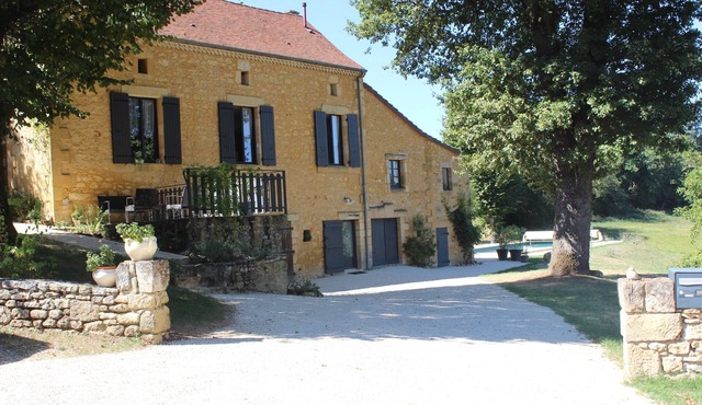Les Teyssiers, old stone house with swimming pool