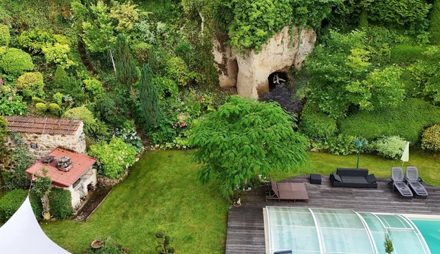 Les Trois Grottes, year-round heated outdoor pool, 7 rooms.