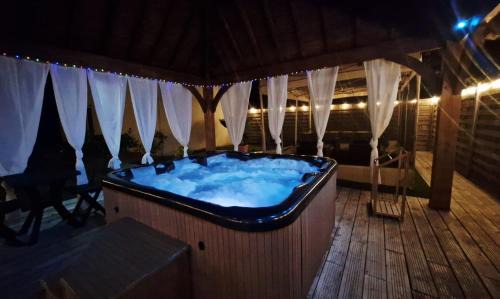 Les Trois Palmiers - Jardin, Jacuzzi privatifs