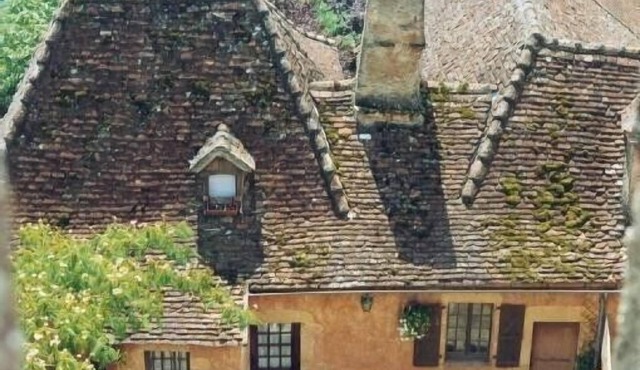 Les Tuiles, at the foot of the château overlooking the Dordogne valley