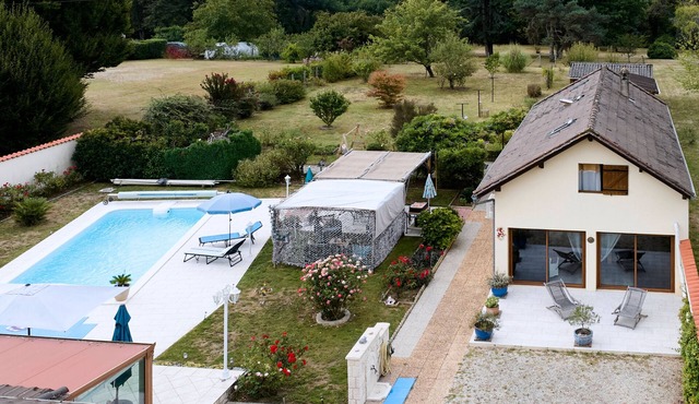 Les Tuilières – Guest Room with Pool and Air Conditioning in Mouleydier