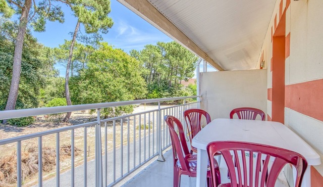 Les Vertmarines – Apartment in Le Verdon-sur-Mer with Shared Pool and Terrace