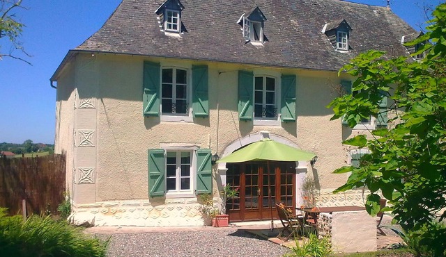 Les Vieux Chenes -18th century house With Mountain Views & Large Pool