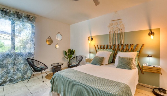 Les Vignes Guest Room with Private Entrance, Wi-Fi, and Air Conditioning