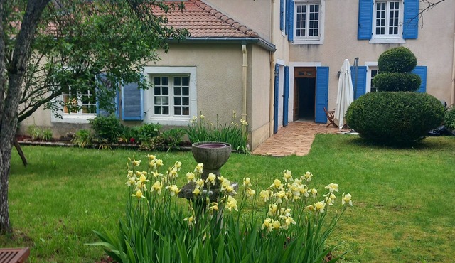 LES VOLETS BLEUS WARM COUNTRY HOME