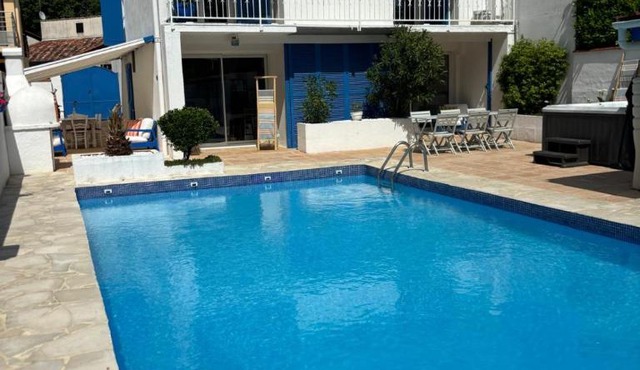 Les Volets Bleus Villa avec piscine et jacuzzi