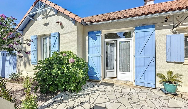 Les Volets Bleus by Interhome