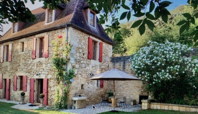 Les Volets Rouges, charming house with view and private pool, near Sarlat.