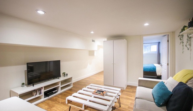 Leslieville Cozy & Bright Apt in Trendy Beaches