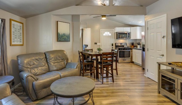 Less Than 1 Mi to Big Bear Lake Fawnskin Cottage with Grill