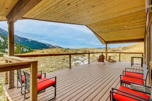 Less Than 1 Mi to Chico Hot Springs Mtn-View Hideaway!