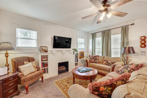Less Than 1 Mi to Historic Dtwn Texarkana Charming Home!
